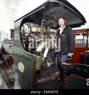 La Ffestiniog Railway è il più antico indipendente società ferroviarie nel mondo - essendo fondata da un atto del Parlamento nel 1832. Driver sul pavimento del motore Hunslet Co 2-4-0ST+T locomotore chiamato Linda a Porthmadog. Il 24 aprile 1980 Foto Stock