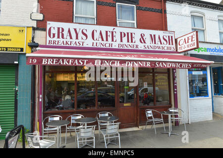 Grays, Essex, Regno Unito. Il 22 aprile 2015. Un grafico a torta tradizionale & Mash shop in Grays. Thurrock è un ultra-conservatrice marginale (0,2%) Sedile in Essex. Thurrock è una classe di lavoro area industriale sull'estuario del Tamigi. Si tratta di una delle prime sedi essendo combattuta da UKIP. Credito: Matteo Chattle/Alamy Live News Foto Stock