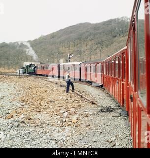 La Ffestiniog Railway è il più antico indipendente società ferroviarie nel mondo - essendo fondata da un atto del Parlamento nel 1832. Il George Inghilterra 0-4-0ST+T locomotore chiamato principe, visto qui tirando un treno passenager a Blaenau Ffestiniog. Il principe costruito nel 1863 è il più antico motore di vapore sulla linea. Il 24 aprile 1980 Foto Stock