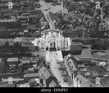 Vista aerea del Menin Gate Memorial, Ypres, Belgio. Circa 1920s Foto Stock