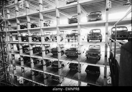 Un undici piani meccanica parco auto in operazione in calzatura Lane, Londra che detiene 279 vetture. Essi sono guidati in uno dei dieci alloggiamenti sono automaticamente parcheggiata per mezzo di due impianti di risalita. 18 gennaio 1963. Foto Stock