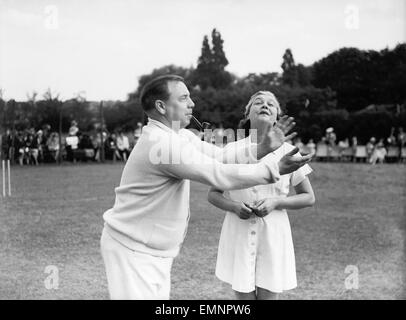 Le ragazze a giocare a cricket. Foto Stock