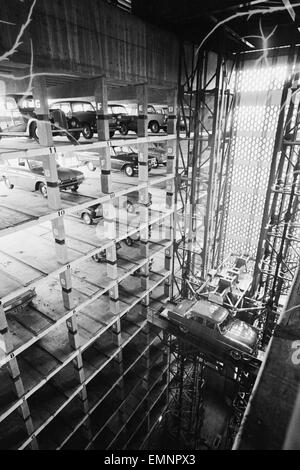Un undici piani meccanica parco auto in operazione in calzatura Lane, Londra che detiene 279 vetture. Essi sono guidati in uno dei dieci alloggiamenti sono automaticamente parcheggiata per mezzo di due impianti di risalita. 18 gennaio 1963. Foto Stock