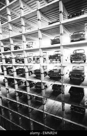 Un undici piani meccanica parco auto in operazione in calzatura Lane, Londra che detiene 279 vetture. Essi sono guidati in uno dei dieci alloggiamenti sono automaticamente parcheggiata per mezzo di due impianti di risalita. 18 gennaio 1963. Foto Stock