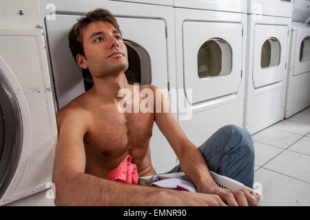 L uomo nel servizio lavanderia Foto Stock