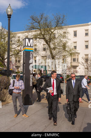 WASHINGTON, DC, Stati Uniti d'America - Capitol a sud della stazione della metropolitana di segno e di persone, su Capitol Hill. Foto Stock