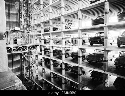 Un undici piani meccanica parco auto in operazione in calzatura Lane, Londra che detiene 279 vetture. Essi sono guidati in uno dei dieci alloggiamenti sono automaticamente parcheggiata per mezzo di due impianti di risalita. 18 gennaio 1963. Foto Stock