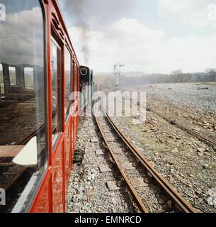 La Ffestiniog Railway è il più antico indipendente società ferroviarie nel mondo - essendo fondata da un atto del Parlamento nel 1832. Il George Inghilterra 0-4-0ST+T locomotore chiamato principe, tirando un treno passenager a Blaenau Ffestiniog. Il principe costruito nel 1863 è il più antico motore di vapore sulla linea. Il 24 aprile 1980 Foto Stock