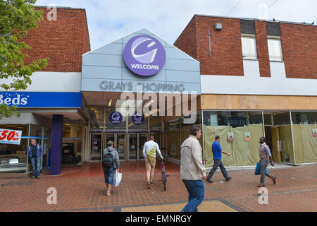 Grays, Essex, Regno Unito. Il 22 aprile 2015. Grays shopping center. Thurrock è un ultra-conservatrice marginale (0,2%) Sedile in Essex. Thurrock è una classe di lavoro area industriale sull'estuario del Tamigi. Si tratta di una delle prime sedi essendo combattuta da UKIP. Credito: Matteo Chattle/Alamy Live News Foto Stock