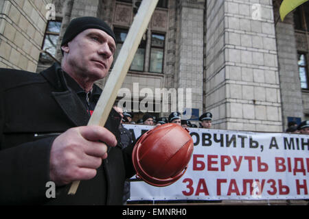 Kiev, Ucraina. 22 apr, 2015. Rappresentanti dei minatori di Donetsk regione comein kiev alla protesta di fronte al ministero del petrolio e dell'energia per la situazione attuale dell'industria nella regione devastata dalla guerra civile, sono venuti per chiedere al governo di proteggere i loro diritti. Credito: Nazar Furyk/ZUMA filo/ZUMAPRESS.com/Alamy Live News Foto Stock