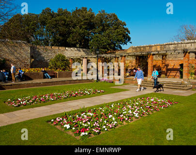 I visitatori a Connaught Giardini in Sidmouth un popolare resort per vacanze su Jurassic Coast in South Devon England Regno Unito Foto Stock