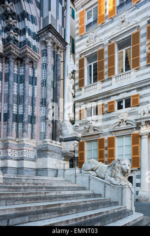 Architettura di Genova, dettaglio del suggestivo bianco e nero decorazione dell'ingresso alla Cattedrale di San Lorenzo in Genova città vecchia, Liguria. Foto Stock
