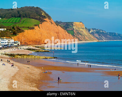 Vista guardando verso est lungo la spiaggia a Sidmouth South Devon England Regno Unito con il rosso scogliere di arenaria della Jurassic Coast al di là Foto Stock