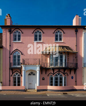 Rosa dipinta in stile Regency House sul lungomare a Sidmouth un popolare resort per vacanze in South Devon England Regno Unito Foto Stock
