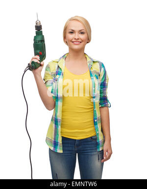 Donna sorridente con la macchina seminatrice Foto Stock