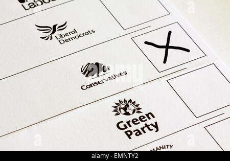 Elezioni generali britanniche voto cartaceo con caselle contrassegnate per il voto per diversi partiti politici candidati con croce conservatore Foto Stock