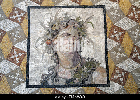 Pavimento a mosaico pannello. Roman, Imperiale, 2NDC. Annuncio. Da Villa a Daphne nei pressi di Antiochia (moderno Antakya, Turchia). Dettaglio donna. Foto Stock