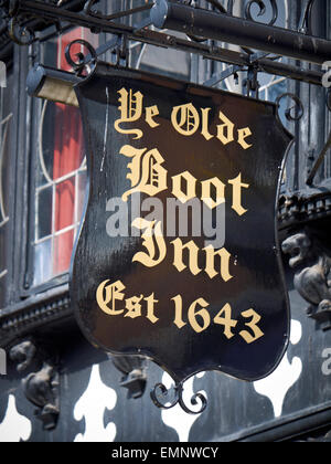 Ye Olde Boot Inn pub sign in Chester Cheshire Regno Unito Foto Stock