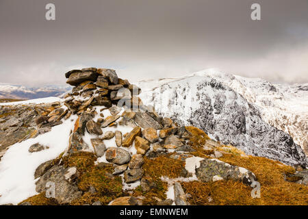 Cairn su Carn Ghluasaid, Kintail, Scozia Foto Stock