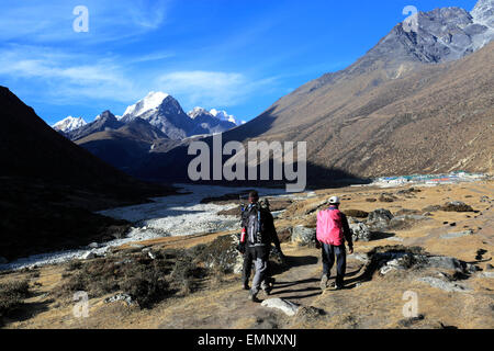 Trekking al villaggio Pheriche, Pheriche Pass, campo base Everest trek, Sito Patrimonio Mondiale dell'UNESCO, il Parco Nazionale di Sagarmatha, Foto Stock