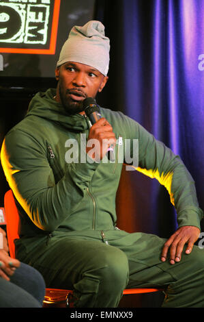 Bala Cynwyd, Pennsylvania, USA. 22 apr, 2015. Accademia premiato attore e cantante, comico, scrittore e produttore, Jamie Foxx, ha visitato la IHeart performance studio per un colloquio con potenza 99 e WDAS radio FM in Bala Cynwyd © Ricky Fitchett/ZUMA filo/Alamy Live News Foto Stock