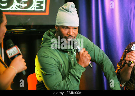 Bala Cynwyd, Pennsylvania, USA. 22 apr, 2015. Accademia premiato attore e cantante, comico, scrittore e produttore, Jamie Foxx, ha visitato la IHeart performance studio per un colloquio con potenza 99 e WDAS radio FM in Bala Cynwyd © Ricky Fitchett/ZUMA filo/Alamy Live News Foto Stock