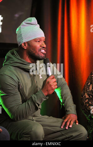 Bala Cynwyd, Pennsylvania, USA. 22 apr, 2015. Accademia premiato attore e cantante, comico, scrittore e produttore, Jamie Foxx, ha visitato la IHeart performance studio per un colloquio con potenza 99 e WDAS radio FM in Bala Cynwyd © Ricky Fitchett/ZUMA filo/Alamy Live News Foto Stock