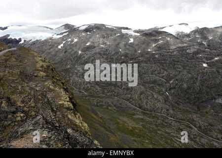 Vista della strada di montagna Dalsnibba Viewpoint, Sito Patrimonio Mondiale dell'UNESCO, la regione di Sunnmøre, contea di Møre og Romsdal, Western Foto Stock