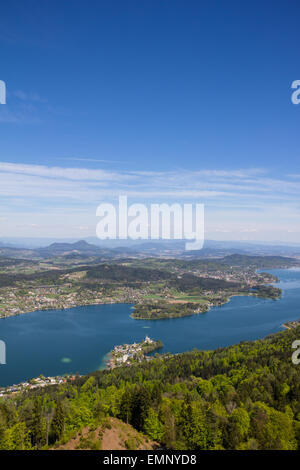 Vista dalla torre di osservazione Pyramidenkogel al lago Woerth in primavera Foto Stock