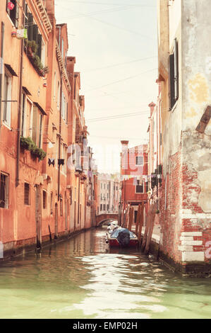 Stretto canale a Venezia, Italia. Foto Stock