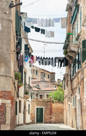 Scenario di appendere gli abiti in Venezia, Italia. Foto Stock