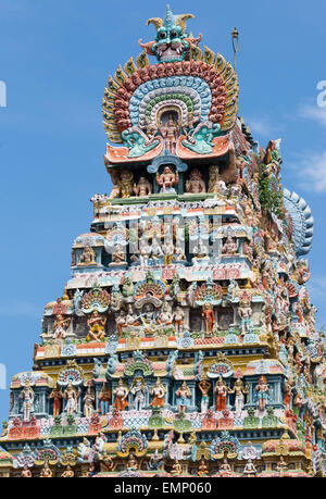 Vista laterale del Gopuram al tempio Mahalingeswarar, Dhaksinamurthy. Foto Stock