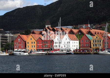 In legno antico edifici anseatica facente parte di Bryggen, un sito Patrimonio Mondiale dell'UNESCO, la città di Bergen, Hordaland, Norvegia, Scandi Foto Stock