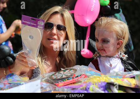 Penny Lancaster del figlio Aiden Stewart vestiti come Dracula per una scuola festa di Halloween con: Penny Lancaster,Aiden Stewart dove: Los Angeles, California, Stati Uniti quando: 18 Ott 2014 Foto Stock