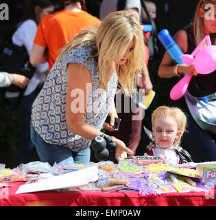 Penny Lancaster del figlio Aiden Stewart vestiti come Dracula per una scuola festa di Halloween con: Penny Lancaster,Aiden Stewart dove: Los Angeles, California, Stati Uniti quando: 18 Ott 2014 Foto Stock