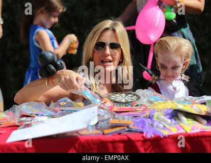 Penny Lancaster del figlio Aiden Stewart vestiti come Dracula per una scuola festa di Halloween con: Penny Lancaster,Aiden Stewart dove: Los Angeles, California, Stati Uniti quando: 18 Ott 2014 Foto Stock