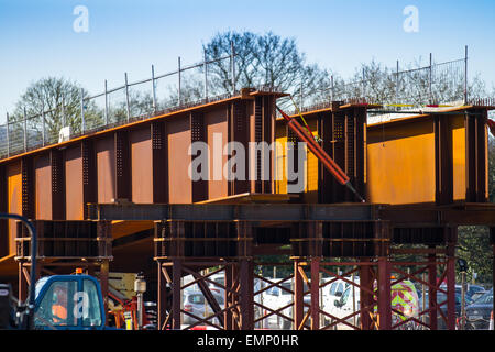 Lancaster, Lancashire, Regno Unito, 22 Aprile, 2015. Abbraccia e montanti per Heysham a M6 Link Road ponte sopra il fiume Lune. I driver utilizzando la M6 attraverso il nord Lancashire vengono avvisati che il Lancashire County Council's £124 milioni di Heysham Link lavori in corso progetto ha raggiunto una nuova fase che possono avere un impatto su utenti di autostrade. La nuova strada è un 4.8km strada a doppia carreggiata che collega il Heysham e Morecambe penisola al Junction 34 della M6, completamente ristrutturato giunzione con nuove strade di slittamento apertura in estate 2016. Credito: MarPhotographics/Alamy Live News. Foto Stock