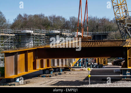 Lancaster, Lancashire, Regno Unito, 22 Aprile, 2015. Abbraccia e montanti per Heysham a M6 Link Road ponte sopra il fiume Lune. I driver utilizzando la M6 attraverso il nord Lancashire vengono avvisati che il Lancashire County Council's £124 milioni di Heysham progetto Link ha raggiunto una nuova fase che possono avere un impatto su utenti di autostrade. La nuova strada è un 4.8km strada a doppia carreggiata che collega il Heysham e Morecambe penisola al Junction 34 della M6, completamente ristrutturato giunzione con nuove strade di slittamento apertura in estate 2016. Credito: MarPhotographics/Alamy Live News. Foto Stock