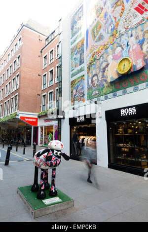 Londra, Regno Unito. Il 22 aprile, 2015. Regno Unito: Meteo a Shaun la pecora in unione bandiera colori statua vicino a Carnaby Street la sera prima di St George's Day. La statua è uno dei 120 che apparirà in tutto il Regno Unito e rimarrà fino a quando il 25 di maggio. Le sculture andrà a d'Aste più avanti nel corso dell'anno per raccogliere fondi per Wallace & Gromit Wallace Figli della Carità e il Grand appello, Bristol ospedale per bambini la carità, aiutando i bambini malati negli ospedali di tutto il Regno Unito Credito: Dave Stevenson/Alamy Live News Foto Stock