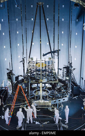 I tecnici di preparare il James Webb Space Telescope per un test criogenico in NASA termica gigante camera a vuoto al centro spaziale Johnson Marzo 14, 2015 a Houston, Texas. Foto Stock