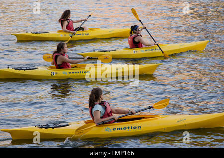 Un gruppo di giovani donne kayakers paddling in fiume Allegheny Pittsburgh Pennsylvania Foto Stock