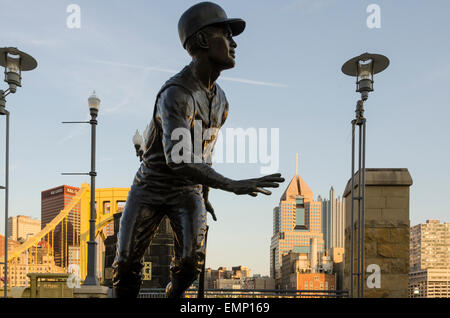 Statua di Roberto Clemente Walker, Pittsburgh Pirates al di fuori del parco PNC a Pittsburgh. Foto Stock