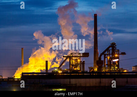 Acciaierie di "' Hüttenwerke Krupp Mannesmann - HKM, altiforni, nubi di vapore di cokeria, impianto di sinterizzazione a camino, Foto Stock