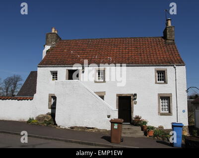 Casa con scala esterna Falkland Fife Scozia Aprile 2015 Foto Stock