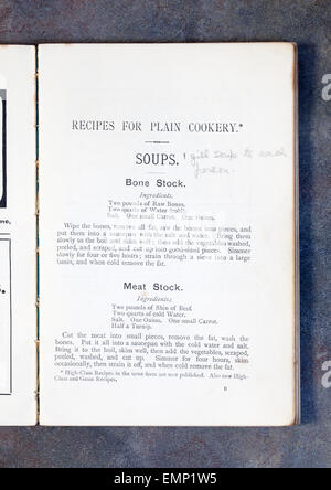 Zuppe - di materiale osseo di brodo di carne - semplici ricette di cucina - Il manuale ufficiale nazionale della Scuola di Formazione in cucina Foto Stock