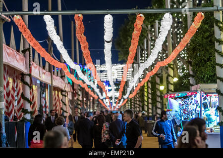 Lanterne, chiamato 'farolillos', al 'Feria de Abril', Siviglia, Spagna, 21 aprile, 2015. Foto Stock