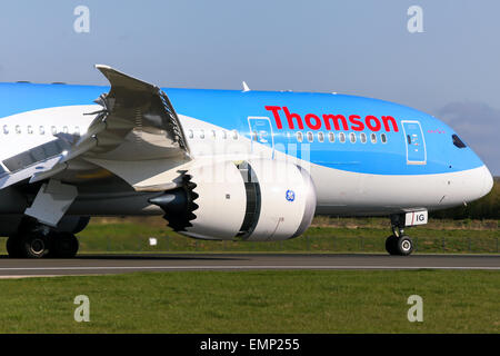 Thomson Airways Boeing 787-8 tocca verso il basso sulla pista 05R all'aeroporto di Manchester. Foto Stock
