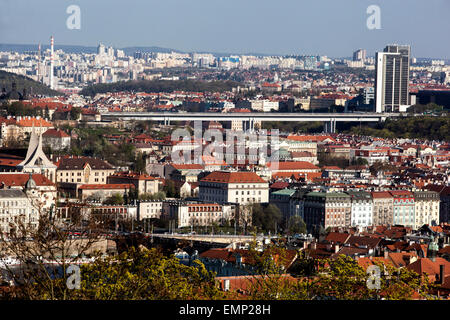 Panorama di Praga con Nusle Bridge, Praga, Repubblica Ceca Foto Stock