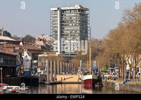 Vista della Torre di Colston, il commerciante di schiavi, Colston, è diventato, una, controversa, figura da Harbourside, con cascata caratteristica, Bristol, Englan, Regno Unito Foto Stock