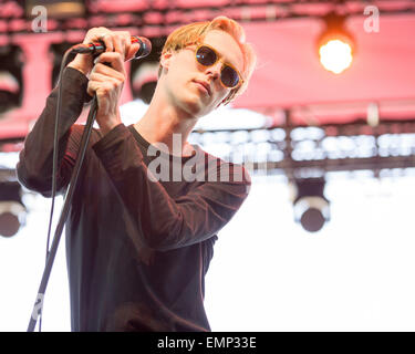 Indio, California, Stati Uniti d'America. Decimo Apr, 2015. Il cantante George Mitchell di Eagulls suona dal vivo durante la tre giorni di musica di Coachella e Arts Festival di Indio Polo Club in Indio, California © Daniel DeSlover/ZUMA filo/Alamy Live News Foto Stock